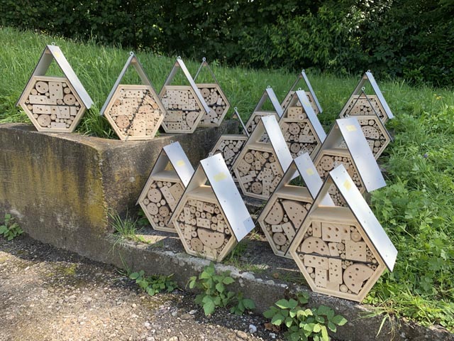 Die selbst gebauen Wildbienenhotels. Foto: zVg