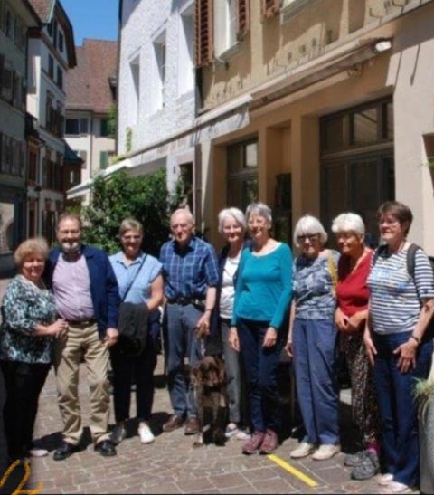 Die Klasse freut sich auf eine ausgezeichnete Paella im Rössli. Foto: zVg