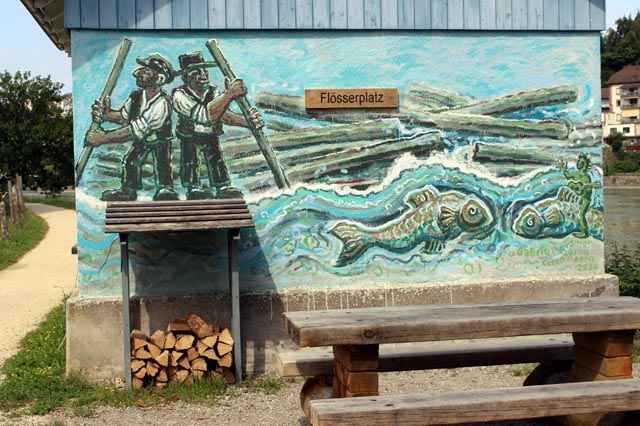 Die von Gabriel Kramer gestaltete Wandmalerei am Flösserplatz in Laufenburg Foto: zVg