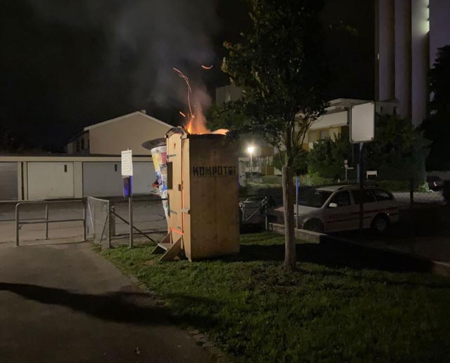 Das Toilettenhäuschen wurde durch das Feuer stark beschädigt. Foto: Polizei