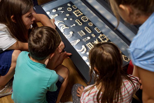 Schülerinnen und Schüler erkunden die Freiämter Hutgeflechtindustrie im Strohmuseum im Park. Foto: Copyright Felix Wey