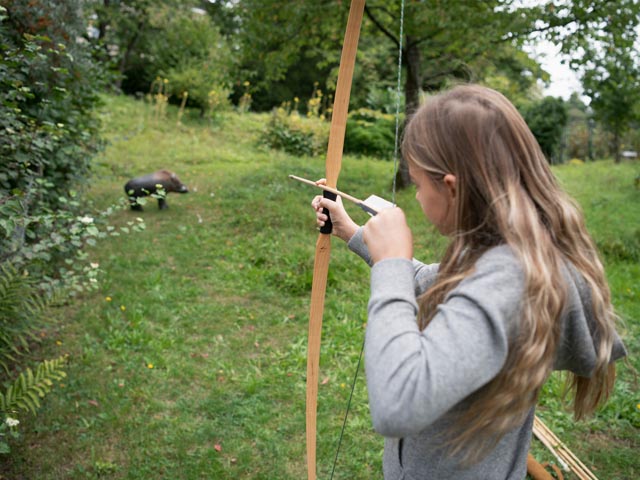 Schülerinnen und Schüler erfahren die Steinzeit mit allen Sinnen im Museum Burghalde. Foto: Copyright Museum Burghalde/Simon von Gunten