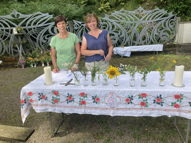 Marianne Schraner (links) und Yvette Dünner führten durch den Gottesdienstes in der Sulzer Lourdesgrotte. Foto: Dieter Deiss