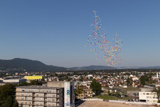 Ausdruck der Freude: Ballone steigen in den Himmel über Aarau. Foto: zVg