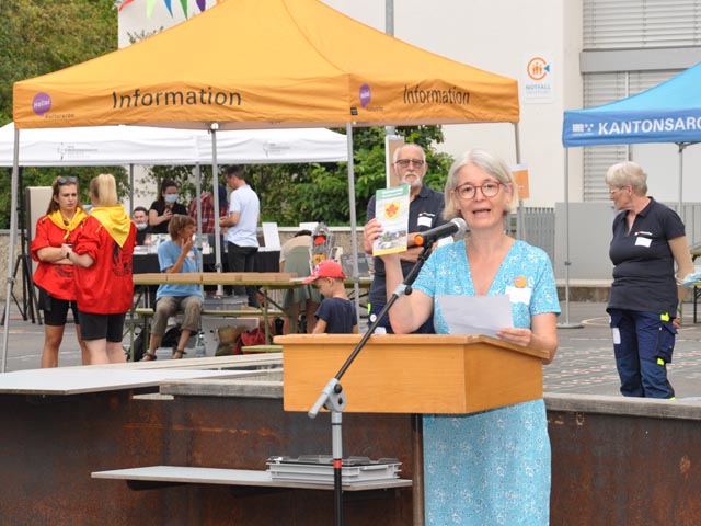 Franziska Winter zeigt die Heimatwegkarte. Foto: Jörg Wägli