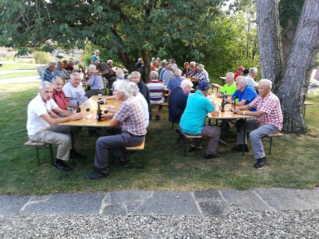 Beim Zwischenhalt genossen die Turnveteranen ein kühles Getränk und gute Gespräche. Foto: zVg