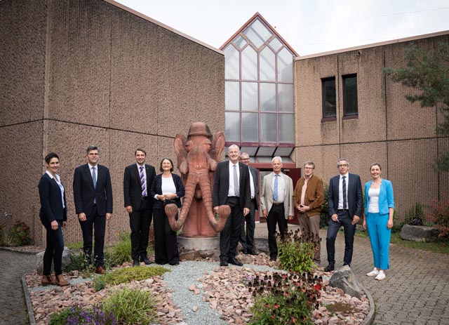 Hochrheinkommission besucht Paul Scherrer Institut (v.l.): Hallauer Gemeindepräsidentin Nadja Hallau, Waldshuter Landrat Dr. Martin Kistler, Schaffhausens Regierungsrat Patrick Strasser; Freiburger Regierungspräsidentin Bärbel Schäfer; HRK-Präsident und Aargauer Landammann Stephan Attiger; Bad Säckingens Bürgermeister Alexander Guhl; Fricktal-Regio-Präsident Christian Fricker; Zurzibiet-Regio-Präsident Felix Binder; Direktor Paul Scherrer Institut Dr. Christian Rüegg, HRK-Geschäftsführerin Vanessa Edmeier. Foto: PSI