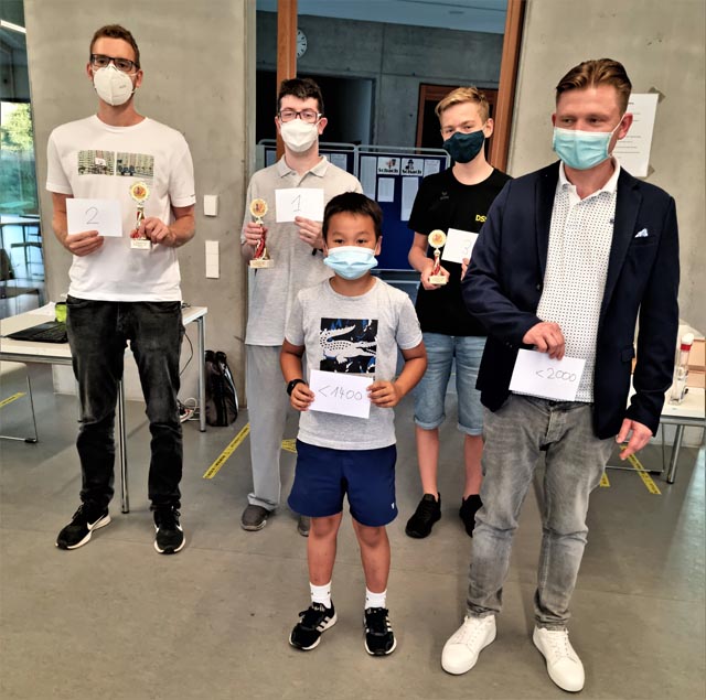 Das Bild zeigt von links nach rechts Daniel Wunderlich (2. Rang), Veaceslav Cofmann (1. Rang), Yin Vito (33. Rang), Tobias Thommen (3. Rang) und Falk Zschiesing (4. Rang). Foto: zVg