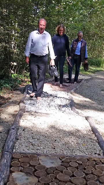 Der Gemeinderat Hornussen beim Test des neuen Barfusswegs. Foto: zVg