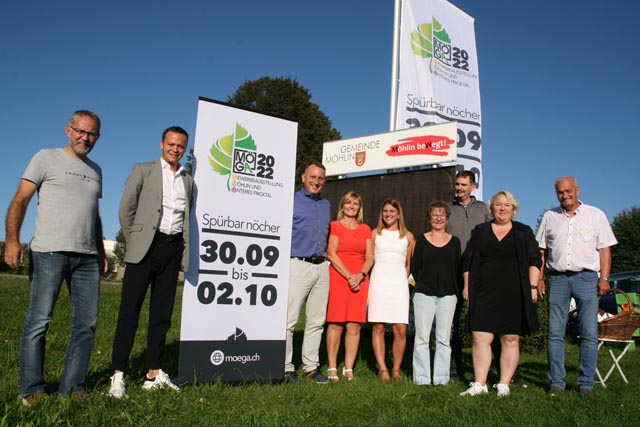 Freuen sich auf die Möga (von links an der neuen Fahne): Daniel Kopp, Massimo Calcaterra, Raymond Keller, Claudia Emmenegger, Andrea Emmenegger, Carmen Wüthrich, Marco Oetiker, Anita Kym und Peter Galli. Foto: Peter Schütz