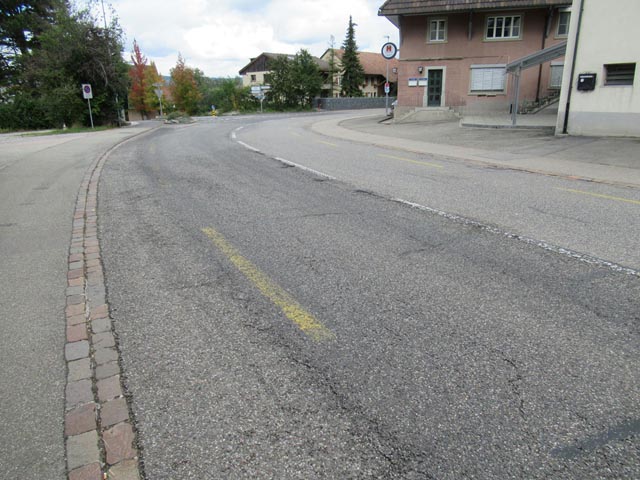Der Deckbelag auf der Ortsdurchfahrt Kaisten muss saniert werden. Foto: zVg