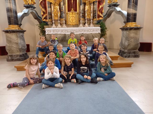 Viel zu entdecken hatten die Kinder in der Kirche in Frick. Foto: Daniela Grether
