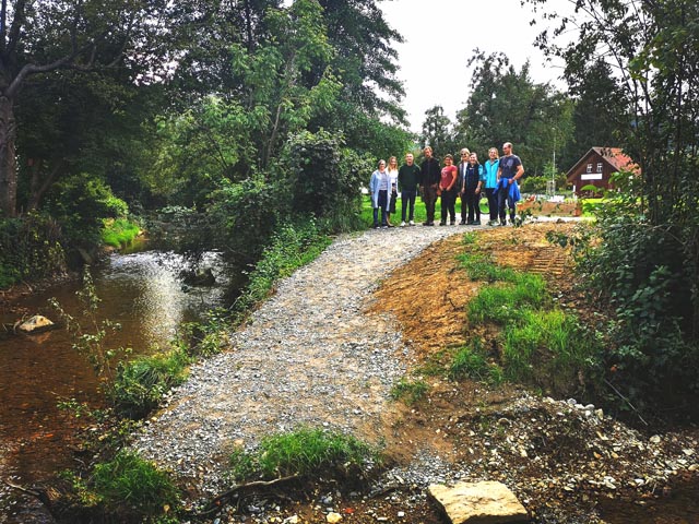 Einweihungsapéro am 31. August beim Bachzugang der Allmend mit Vertretungen der Eigentümerfamilie Hürzeler, Häberli Forst- und Umgebungsarbeiten, Jurapark Aargau sowie Bauleiterin Daniela Meier, NVV Präsident Dominik Hohler und Gemeindeammann Regine Leutwyler. Foto: zVg