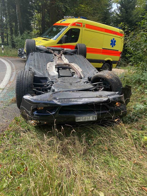 Der Mercedes wurde bei dem Selbstunfall total zerstört. Foto: Polizei