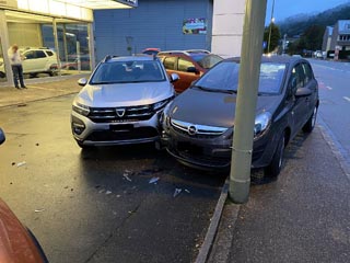 Unfall mit Folgen – vier Fahrzeuge wurden schwer beschädigt. Foto: Polizei