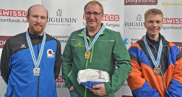 Das Podest der Schützen mit dem Sturmgewehr 90: André Erdin (Mitte) siegte vor Adrian Uhlmann (links) und Etienne Frey. Foto: wr