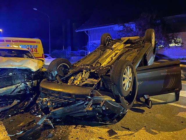 Die Kollision in Oftringen war so heftig, dass eines der beteiligten Fahrzeuge auf dem Dach landete. Fotos: Polizei