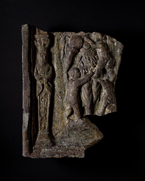 Eine Ofenkachel als Träger für die Tugend: Die Darstellung zeigt eine geflügelte Frau mit zwei Kindern und einem Hund und stellt damit die christliche Tugend der Liebe dar. Foto: Kantonsarchäologie Aargau, © Kanton Aargau