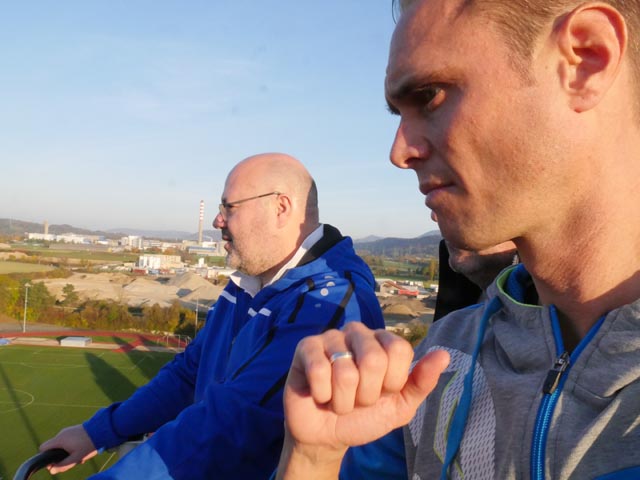 Blick von oben: Maik Born (rechts) hatte eigens die Feuerwehr geordert, um Jörg Sennrich einen spektakulären Blick auf die Vorzüge von Stein zu präsentieren. Foto: Jörn Kerckhoff
