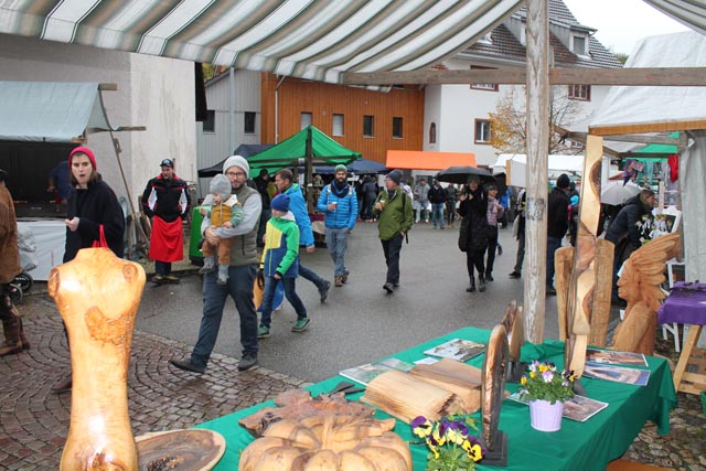 Am traditionellen boten einheimische Marktfahrer wiederum Waren aller Art an. Foto: Sonja Fasler Hübner