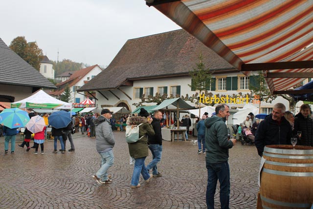 Das bisschen Regen hielt nicht vom Marktbesuch ab. Foto: Sonja Fasler Hübner