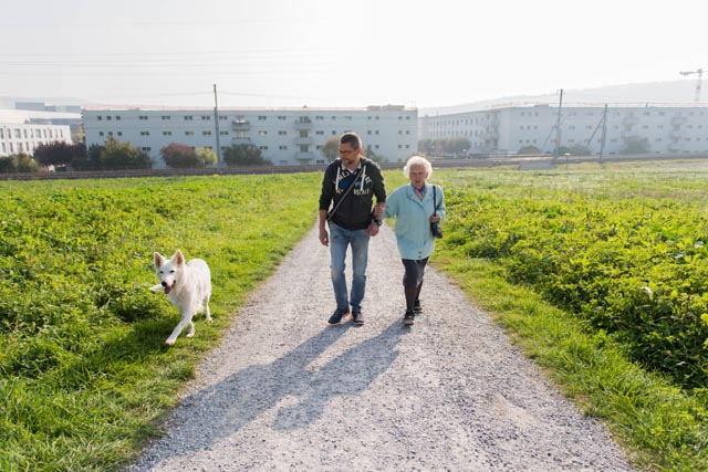 Martha Geiger wird regelmässig von ihrem Betreuer vom Entlastungsdienst Schweiz für einen Spaziergang abgeholt. Martha Geiger hat Demenz und lebt bei ihrer Tochter. Die Spaziergänge sind für Martha Geiger eine Abwechslung und für die Tochter eine kurze Verschnaufpause von der Betreuungsarbeit. Foto: zVg 
