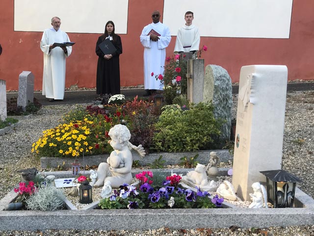 Die Seelsorger von links nach rechts: Niklas Raggenbass (christkatholisch), Irina van Bürck (reformiert) und Godwin Ukatu (römisch-katholisch) führten durch die bewegende ökumenische Feier. Foto: Klaus Hollinger