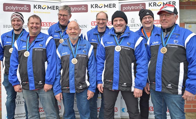 Die entthronte SG Leutwil mit (von links) Marco Lüscher, Christian Gloor, Dieter Neuenschwander, Dieter Müller, Matthias Lüscher, Hanspeter Gloor, Bruno Emori und Hansueli Lüscher. Foto: wr