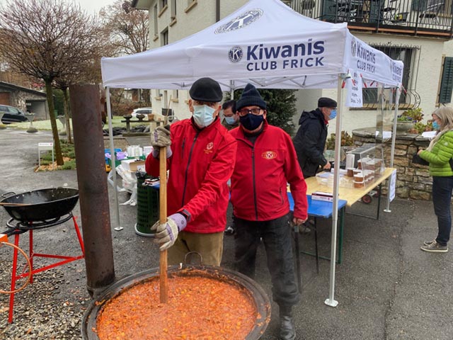 Gut gerührt ist halb gekocht: Die beiden Kiwaner Gusti Husner und Markus Hiltbrunner bereitet das Gulasch am letzjährigen Verkauf bei der Metzgerei Biland in Gipf-Oberfrick zu. Foto: zvg