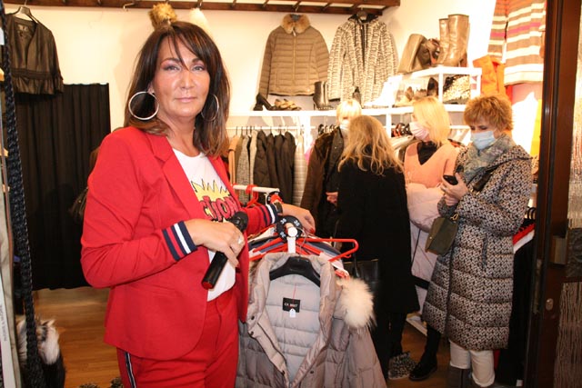 Kompetent, vielseitig: Nina Neuenschwander in ihrem Second-Hand-Shop an der Schulstrasse 2 in Frick. Foto: Peter Schütz