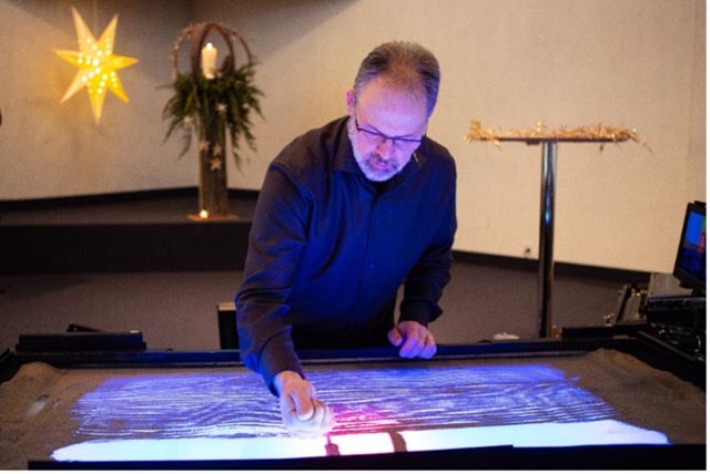 Pfarrer Frank Bigler hat die Kunst des Sandmalens für sich entdeckt. Foto: zVg