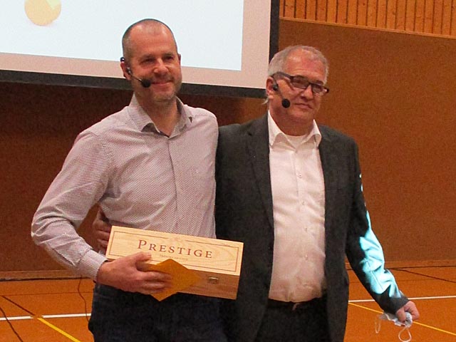 Gemeindeammann Stefan Grunder verabschiedet Vizeammann Markus Zwahlen (links). Foto: zVg