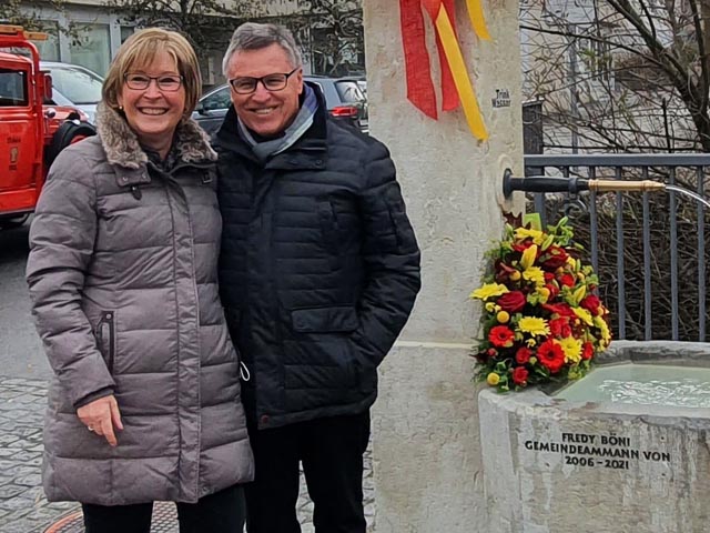 Der neue Fredy-Böni-Brunnen mit seinem Namensgeber. Foto: zVg