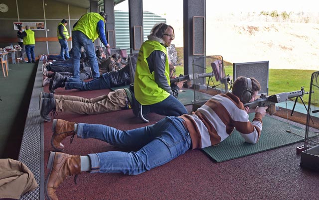 Aufmerksame Betreuung der Obligatorisch-Schützen beim Nachschiesskurs in der regionalen Schiessanlage in Buchs. Foto: wr