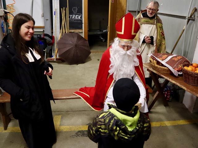 Der Samichlaus, umrahmt von der reformierten Pfrn. Irina van Bürck und ihrem christkatholischen Kollegen Pfr. Niklas Raggenbass. Foto: Fritz Imhof