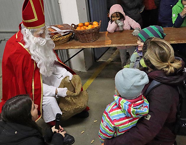 Der Samichlaus, umringt von erwartungsvollen Kindern. Foto: Fritz Imhof