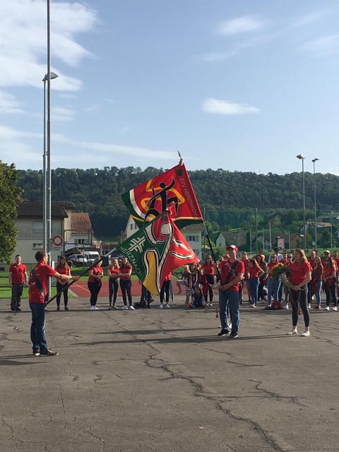Stolz feierten die Mitglieder des STV Herznach ihre neue Fahne. Foto: zVg