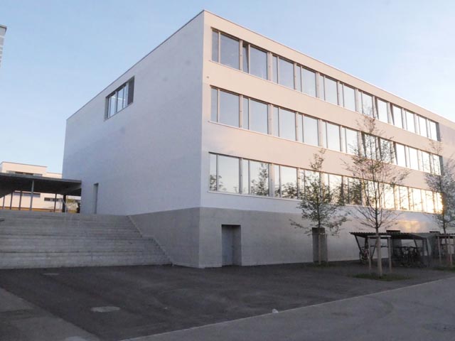 Schlicht, aber gelungen ist der Ergänzungsbau des Oberstufenzentrums Steinli. Foto: Jörn Kerckhoff