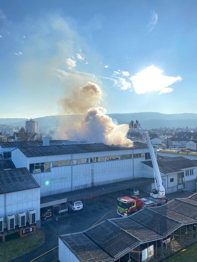 Verletzt wurde beim Brand der Gewerbehalle glücklicherweise niemand. Foto: Polizei
