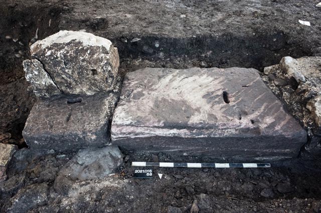  Die Schwelle des Seiteneingangs besteht aus einem Sandsteinblock. Foto: Kantonsarchäologie Aargau