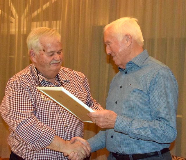 Die Ehrenmitgliedschaft verliehen: Ehrenpräsident Hanspeter Joss (rechts) überreicht Ueli Widmer die Urkunde, verbunden mit Dankesworten. Foto: st