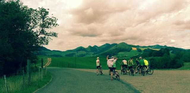 Immer wieder reizvoll: Das Rennvelo-Training am Sonntagmorgen in der Gruppe (Wisnerhöchi SO). Foto: Christine Steck