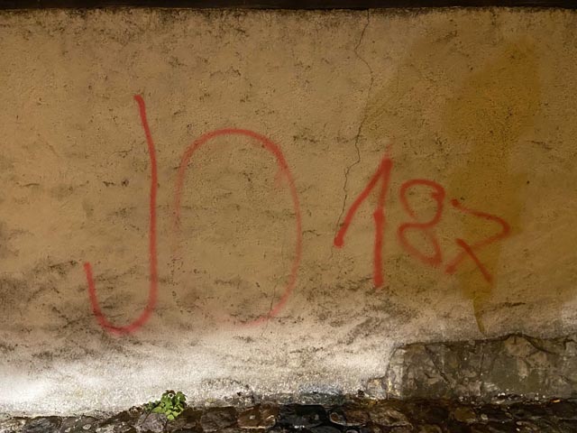 Durch die Sprayereien entstand erheblicher Sachschaden. Foto: Polizei