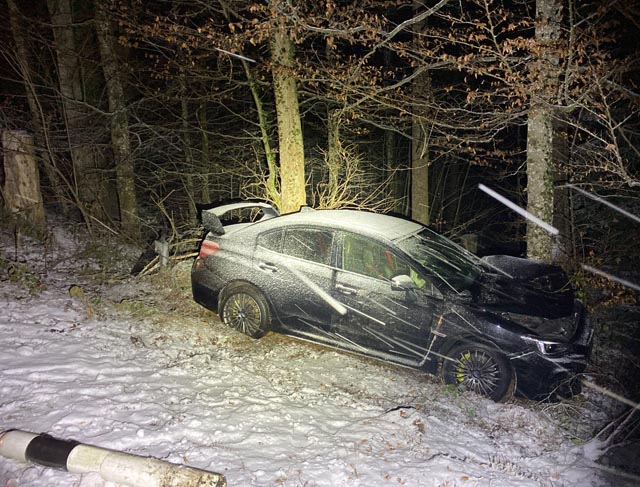 Auf schneeglatter Fahrbahn gegen Baum geprallt. Foto: Polizei AG
