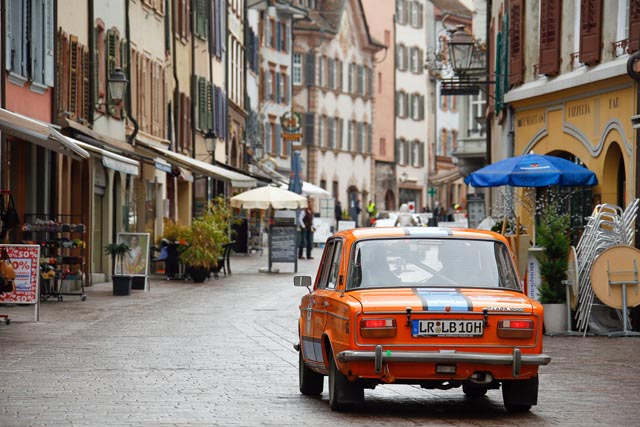 Bild: Die Oldtimerrallye führt durch die Rheinfelder Marktgasse. Foto: Tourismus Rheinfelden