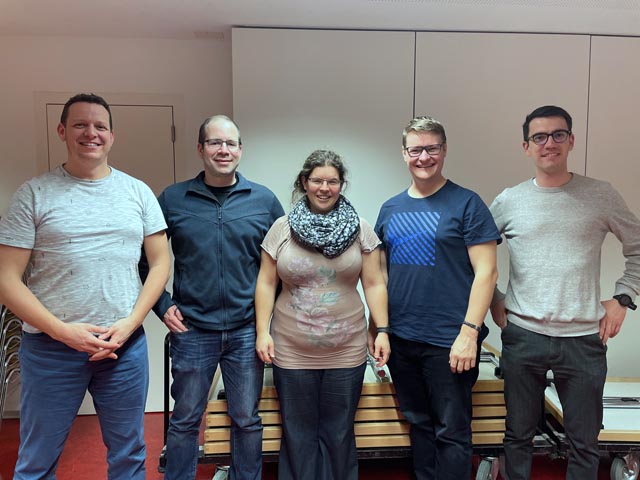 Von links: Valentin Sacher, Dirigent; Mevion Oertli, Aktuar; Michaela Sacher, Vizepräsidentin; Simon Sacher, Präsident; Mario Hürbin; Kassier. Foto: zVg