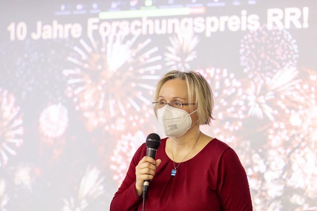 Dr. phil. Corina Schuster-Amft (Leiterin Wissenschaftliche Abteilung der Reha Rheinfelden) anlässlich der Übergabe des Forschungspreises im Rahmen einer grossen Fortbildungsveranstaltung der Reha Rheinfelden. Foto: zVg 