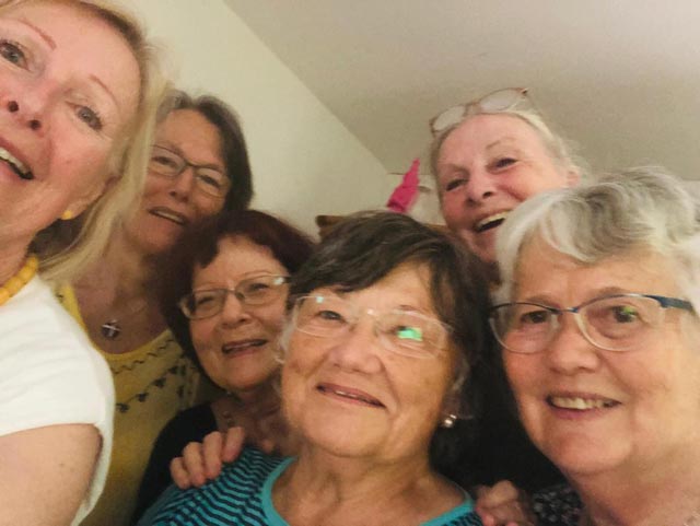 Katharina Siewert, Silvia Schauli, Elsbeth Bielser, Brigitte Frey, Cécile Cassini, Erika Brückner freuen sich auf weitere Tischpartner. Foto: zVg