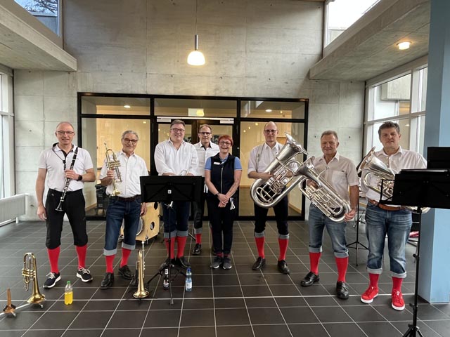 Die «redsoxs» zusammen mit Raija Häfelfinger. Foto: zVg