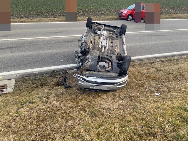 Bei der Frontalkollision wurden drei Personen verletzt. Foto: Polizei